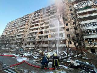Un immeuble résidentiel endommagé par des bombardements russes, à Kiev en Ukraine, le 15 mars 2022.