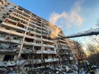 (Photo d'une intervention des secours sur un immeuble bombardé à Kiev ce mardi 15 mars 2022 par Press service of the State Emergency Service of Ukraine/Handout via REUTERS)