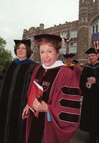 Mary Higgins Clark, ici en mai 1997 à l'université de Fordham, à New York, où elle a reçu un doctorat honorifique, avait une recette pour inventer ses histoires.