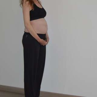 Enfin à 24 SG (26 SA), j’avais un petit ventre! Alors pas encore le gros ventre rond qu’on attend de voir à 6 mois pleins de grossesse, mais bébé avait ENFIN pris sa place et moi, ça commençait à se voir même si quand je disais le stade de ma grossesse j’avais encore le droit à des: 