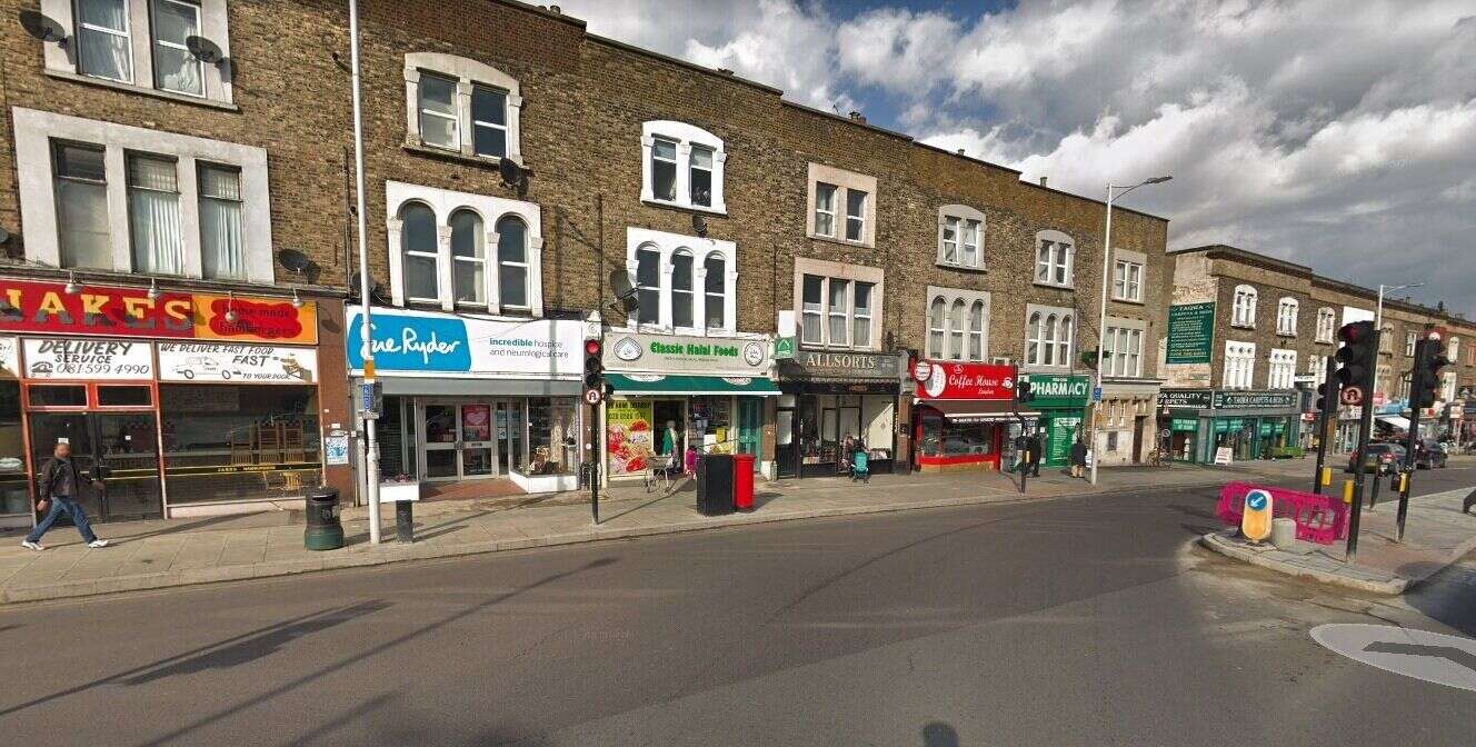 High Road dans le quartier d'Ilford à Londres où un homme a tiré un coup de feu près d'une mosquée.