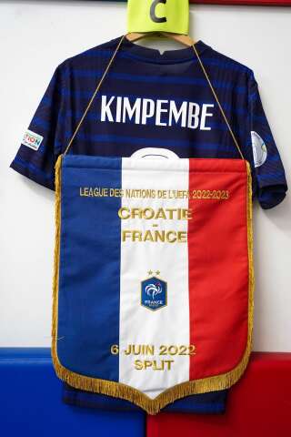 Le maillot de Presnel Kimpembe, capitaine de l'équipe de France pour le match contre la Croatie en Ligue des nations.