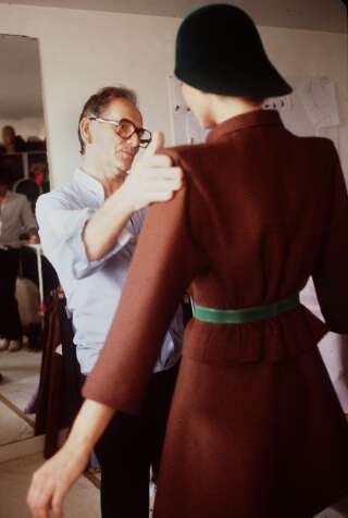Photo prise en juillet 1979 dans son atelier à Paris, du couturier Pierre Cardin ajustant un modèle.