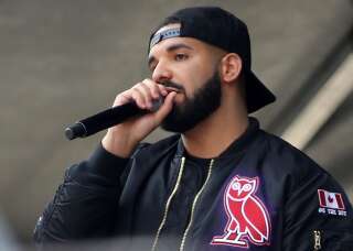 Depuis plusieurs semaines, le rappeur Drake dévoile des morceaux inédits de sa nouvelle mixtape en live Instagram.