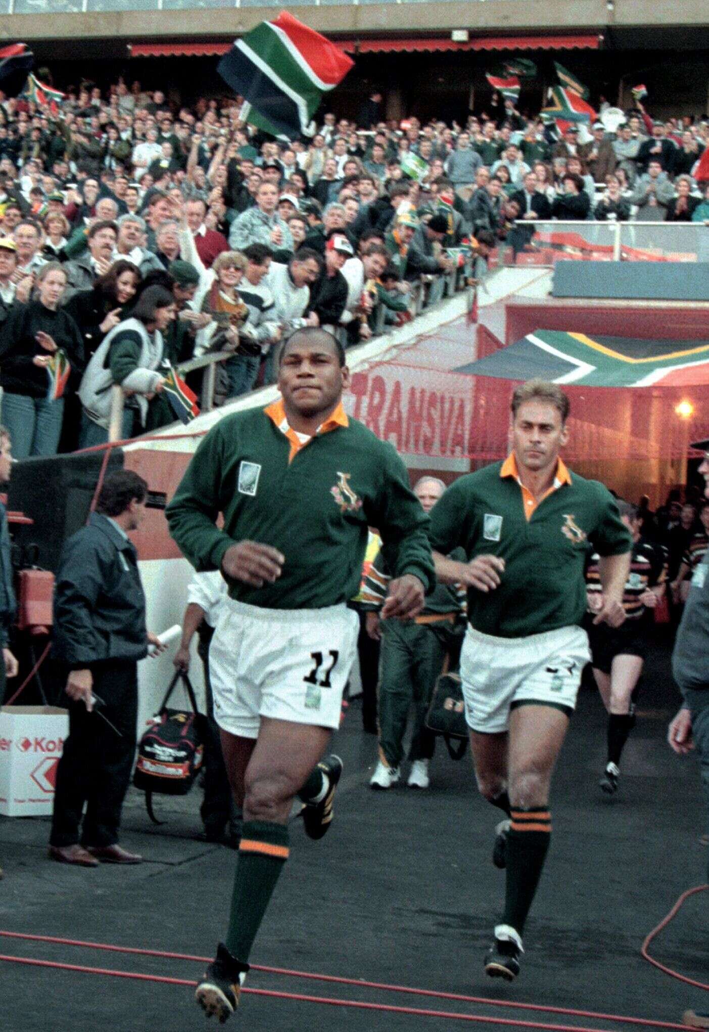 Mort de Chester Williams, seul Sudafricain noir vainqueur du mythique mondial 95 (photographié ici lors de son entrée sur le terrain en 1995 à l'Ellis Park aux cotés du capitaine de l'équipe Francois Pienaar.
