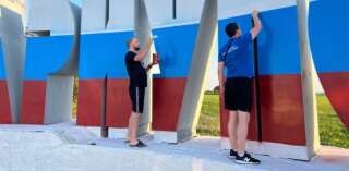 Les occupants russes repeignent ce panneau symbolique de l'entrée de Marioupol aux couleurs du drapeau de la Russie.