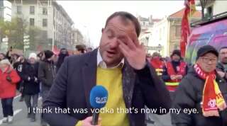 Ce correspondant pour Euronews a su garder son sang froid après avoir été aspergé de vodka.