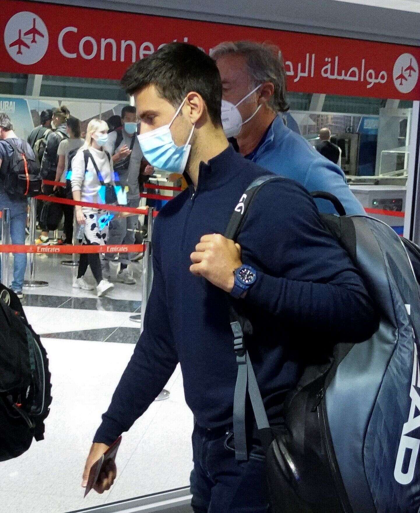 Novak Djokovic, ici à l'aéroport de Dubaï, le 17 janvier 2022.