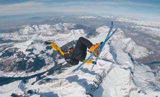 Fred Fugen saute d'une montgolfière en ski pour attérir sur les pistes de La Clusaz