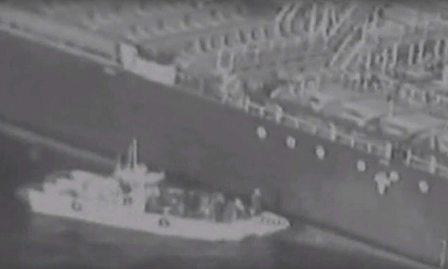 Sur cette image, extraite de la vidéo diffusée par l'armée américaine, on voit un petit bateau s'approcher du pétrolier japonais. Selon les américains, il s'agit  d'une intervention iranienne, preuve de leur culpabilité.