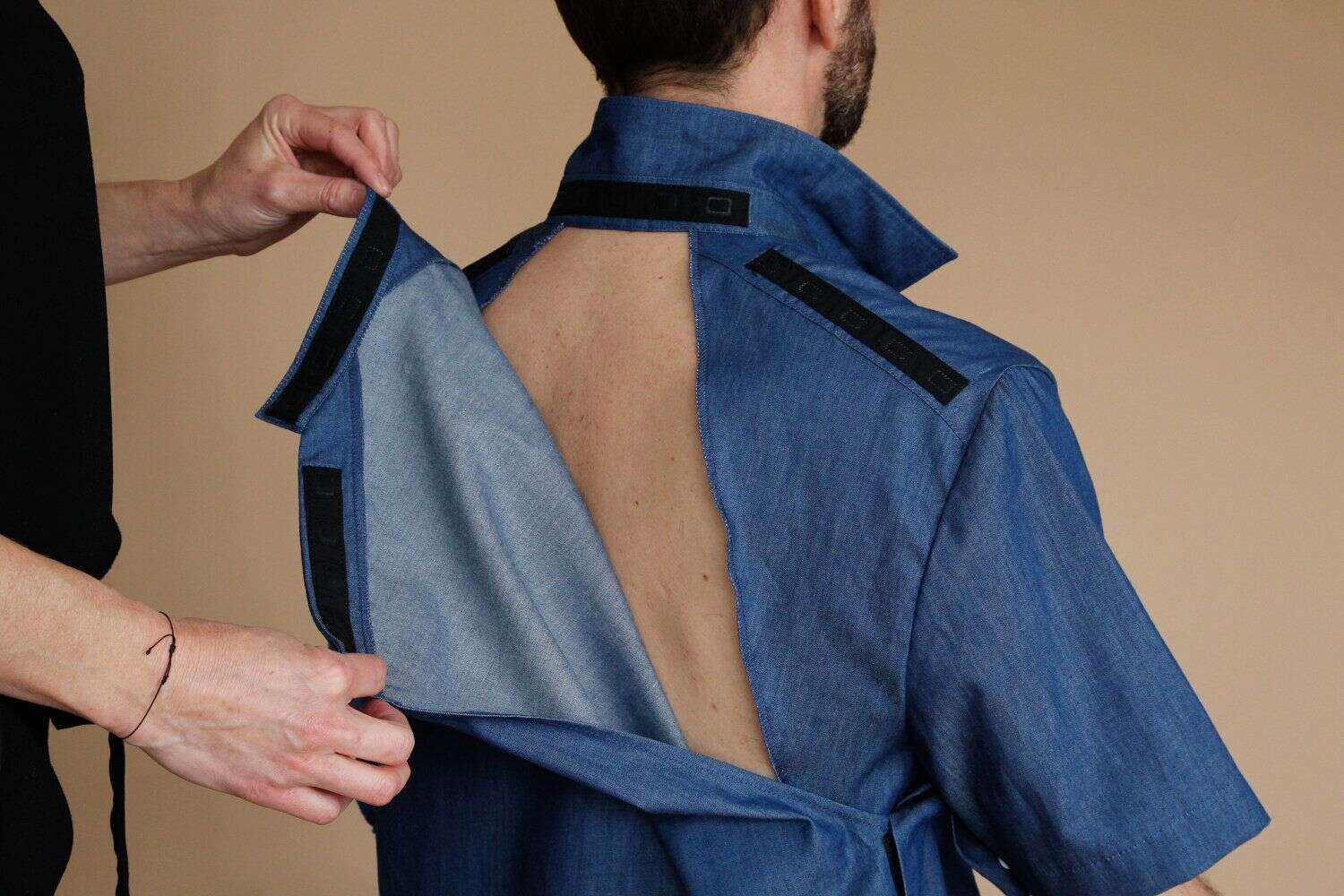 Cette chemise permet d'ôter le dos pour que le corps soit en contact direct avec les matelas anti-escarres et éviter ces plaies.
