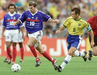 Zinédine Zidane face au Brésil lors de la finale de la Coupe du monde 1998 au Stade France à Saint-Denis.