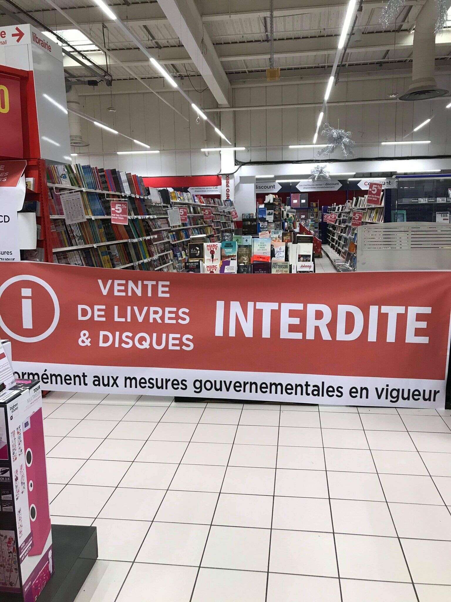 La photo d'une banderole prise dans le Géant Casino d'Ajaccio (Corse du Sud) après l'interdiction de vendre des livres par le gouvernement.