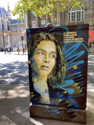 L'artiste C215 a offert une œuvre hommage à l'avocate Gisèle Halimi, décédée le 28 juillet, en face du palais de Justice de Paris.