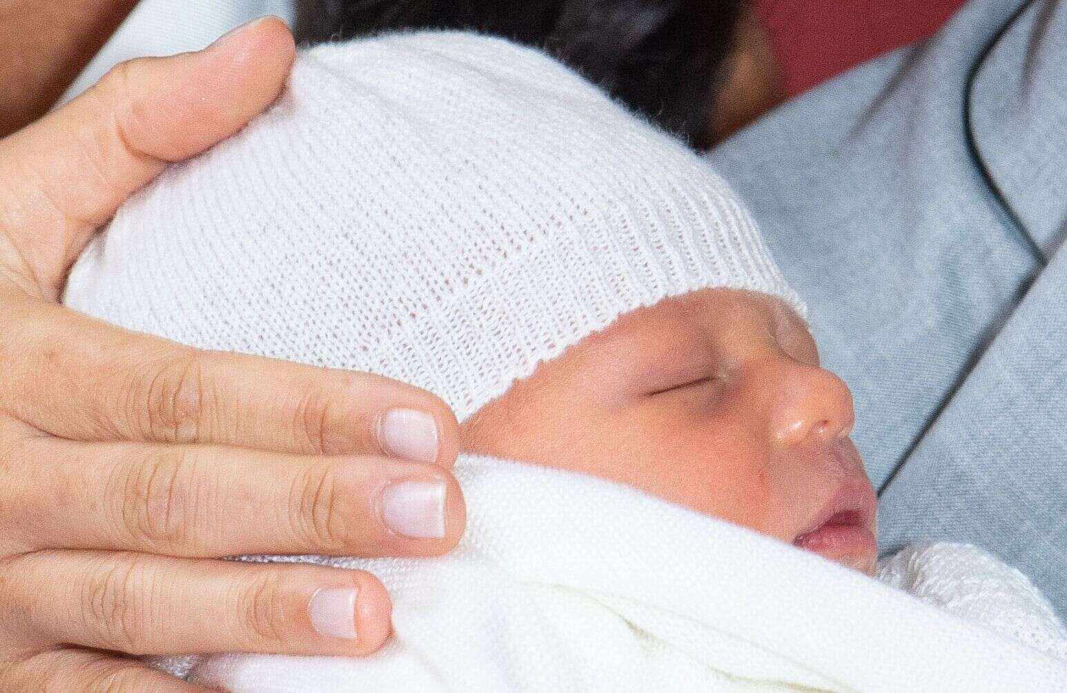 Le bébé de Meghan Markle et du prince Harry présenté à la presse à Windsor le 8 mai 2019.