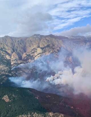 Une photo publiée le 5 février 2020 par les Sapeurs-Pompiers de Corse, montrant une vue aérienne d'un incendie de forêt près de Sari-Solenzara.