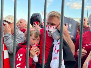 (Photo de supporters de Liverpool gazés devant le Stade de France par les forces de l'ordre le 28 mai 2022 par REUTERS/Fernando Kallas)