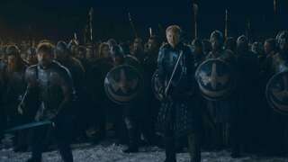 Jaime Lannister et Brienne, nouvellement chevalier, s'apprêtent à réceptionner la charge des morts-vivants.