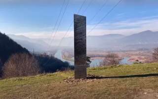 Un mystérieux monolithe a été découvert en Roumanie.