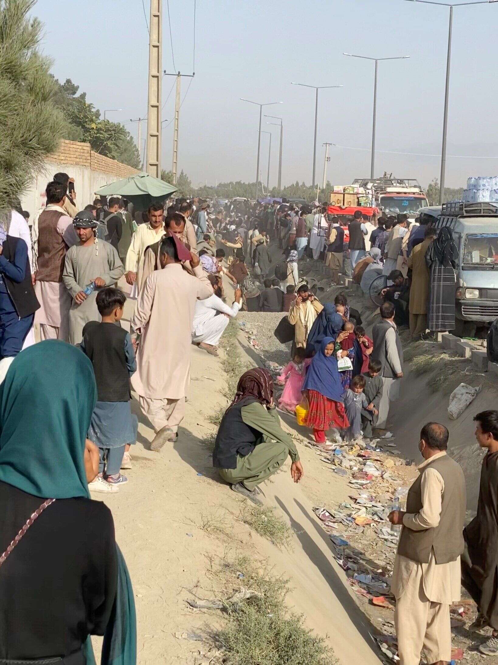 Pourquoi la date du 31 août est si cruciale pour l'évacuation en Afghanistan (Photo de personnes attendant aux abords de l'aéroport de Kaboul le 19 août 2021 par Mirwais Khan Amiri/via REUTERS)
