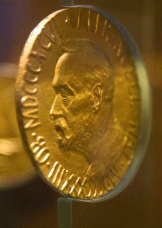 Neuf hommes, une femme: la répartition des prix Nobel n'a pas satisfait tout le monde (ici la médaille décernée en 1921 à Christian L. Lange. Photo par REUTERS/Chris Helgren)