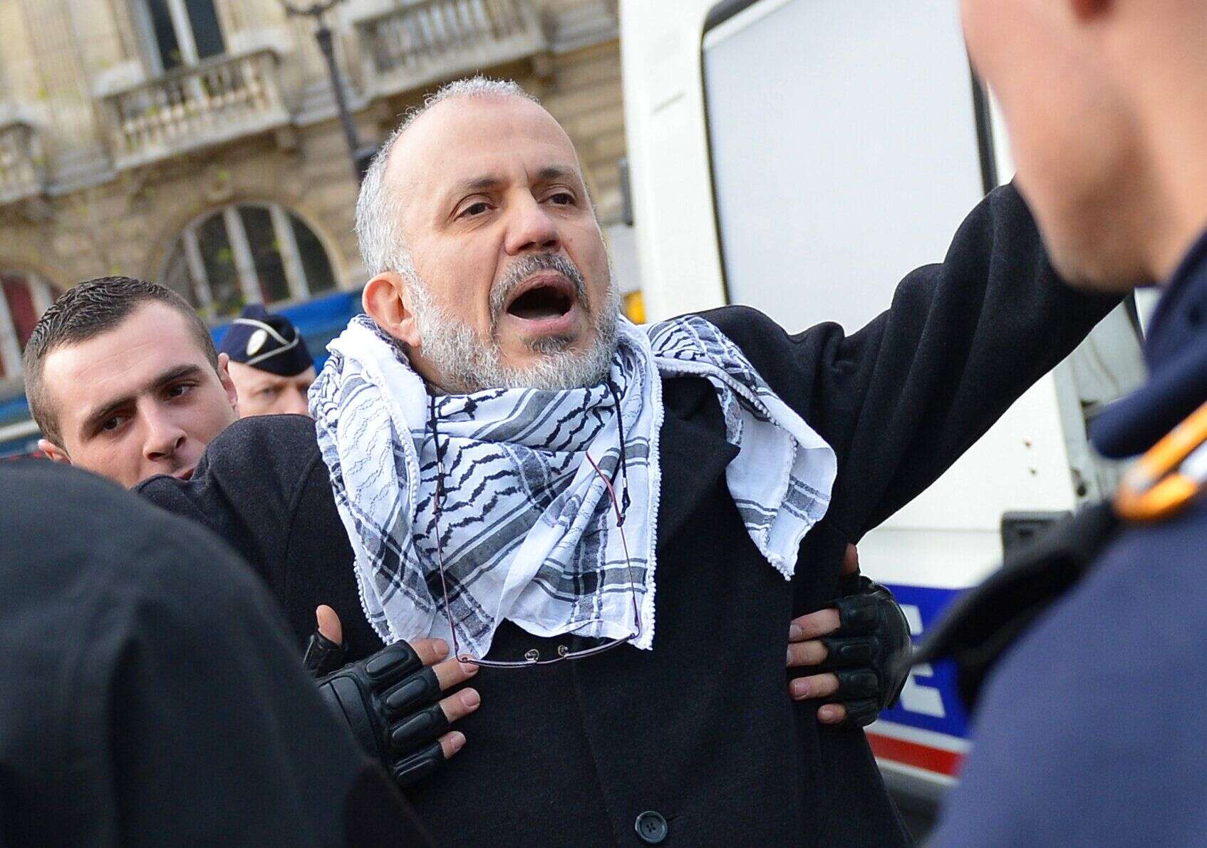 Abdelhakim Sefrioui, ici lors d'une manifestation pro-palestinienne à Paris en décembre 2012, est un militant islamiste bien connu. Il a été interpellé dans le cadre de l'enquête sur la décapitation de Samuel Paty.
