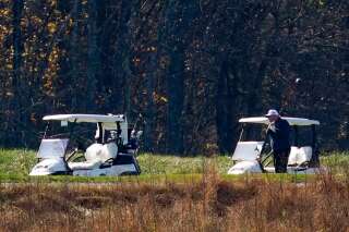 Donald Trump en train de jouer au golf au moment de l'annonce de la victoire de Joe Biden le 7 novembre 2020  (AP Photo/Patrick Semansky)