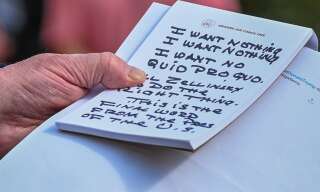 Trump ne pouvait vraiment pas se louper en lisant ses notes (photographiée le 20 novembre dans les jardins de la Maison Blanche) sur l'affaire ukrainienne