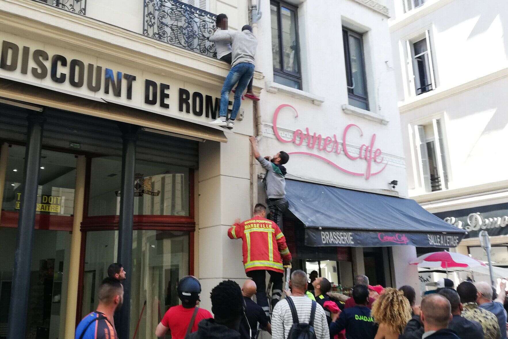 Trois enfants ont été sauvés d'un incendie et récupérés par des passants à Marseille ce mercredi.