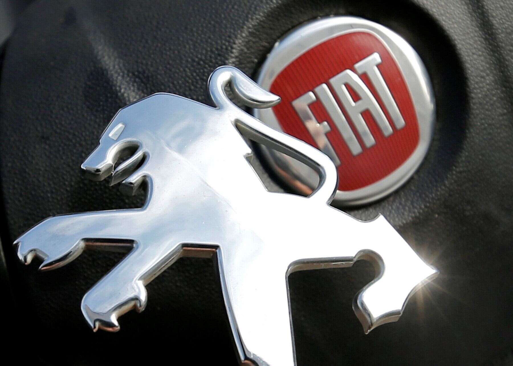 Les constructeurs italo-américain Fiat Chrysler et le français PSA-Peugeot avançaient mercredi à grands pas vers leur mariage, une opération à 50 milliards de dollars pour unir leurs forces à l'heure où l'industrie automobile connaît des difficultés.