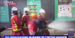 L'agression par une femme d’un sapeur-pompier qui tentait d’éteindre un incendie de palettes a été filmée par les caméras lors de la manifestation du 1er-Mai à Paris.
