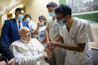 Le pape François, le 11 juillet à l'hôpital Gemelli où il a été hospitalisé pour une opération du côlon.