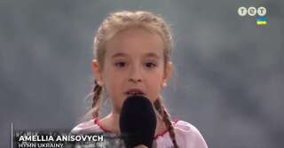 La petite Amelia a chanté l'hymne ukrainien dans un stade de Pologne pour un événement caritatif.