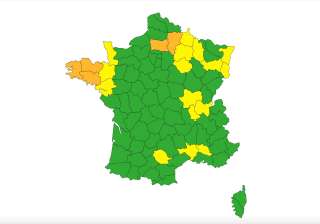 En raison de crues dans le nord du pays et d'un épisode orageux à venir sur la Bretagne, cinq départements ont été placés en vigilance orange par Météo France