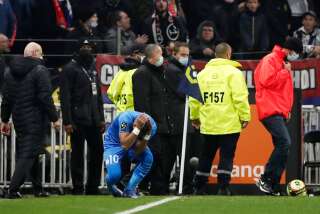 Dimanche 21 novembre lors du match entre l'Olympique de Marseille et l'Olympique Lyonnais, Dimitri Payet a reçu une bouteille sur la tête, lancée depuis les tribunes. REUTERS/Benoit Tessier