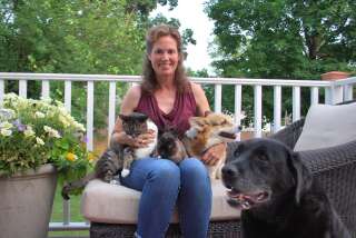 <i>Ashley Collins avec sa chatte Sugar, son lapin Cacao et ses deux chiens, Charlie et Hank. </i>