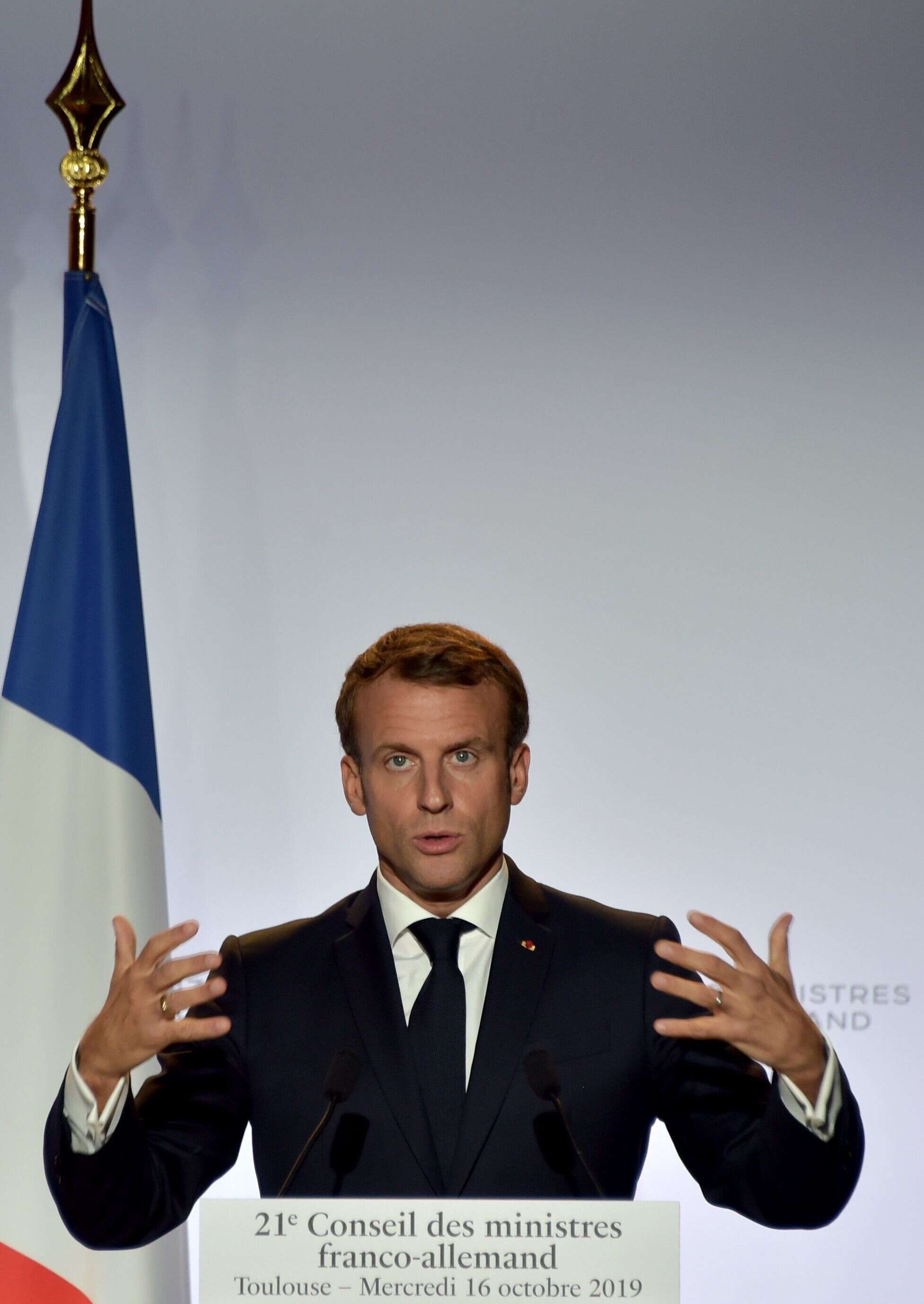 Emmanuel Macron lors d'une conférence de presse avec Angela Merkel à Toulouse le 16 octobre 2019.