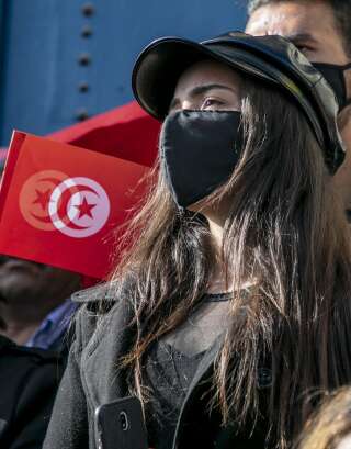 Des membres du courant démocratique et du Mouvement national protestent contre la violence et les discours de haine visant à miner les droits des femmes, devant le Parlement à Tunis, en Tunisie, le 13 décembre 2020. (Photo by Yassine Gaidi/Anadolu Agency via Getty Images)