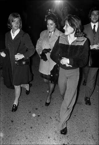 Mme Chevalier (gauche) et sa fille Marie-Claire (droite), quittant le tribunal de Bobigny le 8 novembre 1972, à l'issue d'une audience du procès de l'affaire de l'avortement clandestin de Marie-Claire Chevalier;