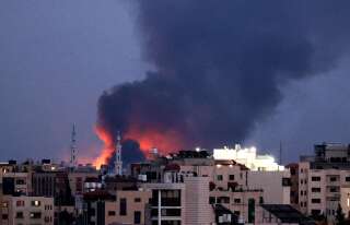 De la fumée résultant d'une frappe aérienne israélienne sur Gaza, le 20 mai 2021.