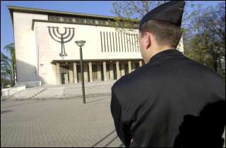 Après des menaces émises par l'organisation terroriste État islamique, le ministre de l'Intérieur Gérald Darmanin a demandé à ce que la sécurité des lieux fréquentés par la communauté juive soit renforcée (photo d'archive prise en 2002 devant la synagogue de Strasbourg, en Alsace).