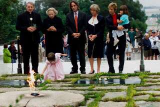 Saoirse Kennedy Hill enfant, pose une rose blanche sur la pierre tombale de son grand-père Robert F. Kennedy, il y a 19 ans.