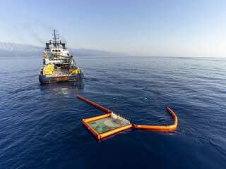 Ce dimanche 13 juin, des navires de la Marine nationale sont à l'œuvre au large de la Corse pour tenter de récupérer la pollution aux hydrocarbures découverte en mer.