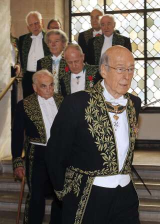 L'ancien président Valéry Giscard d'Estaing dans sa tenue d'Académicien en mars 2010 (FRANCOIS GUILLOT / AFP)