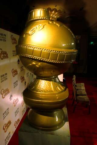 Photo d'une statue d'un trophée des Golden Globe prise en 2008. REUTERS/Fred Prouser