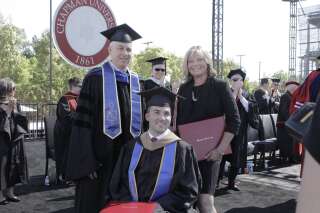 Elle aide son fils tétraplégique pendant ses études... et obtient aussi son diplôme