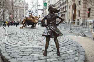 Le sculpteur du célèbre taureau de Wall Street ne supporte pas cette fillette