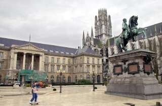 À Rouen, la mairie écologiste veut lancer une consultation pour déplacer et remplacer la statue de Napoléon devant l'Hôtel de ville.
