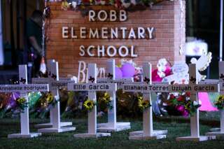 Un mémorial avec les noms des victimes a été installé devant la Robb Elementary School, où a eu lieu la tuerie.