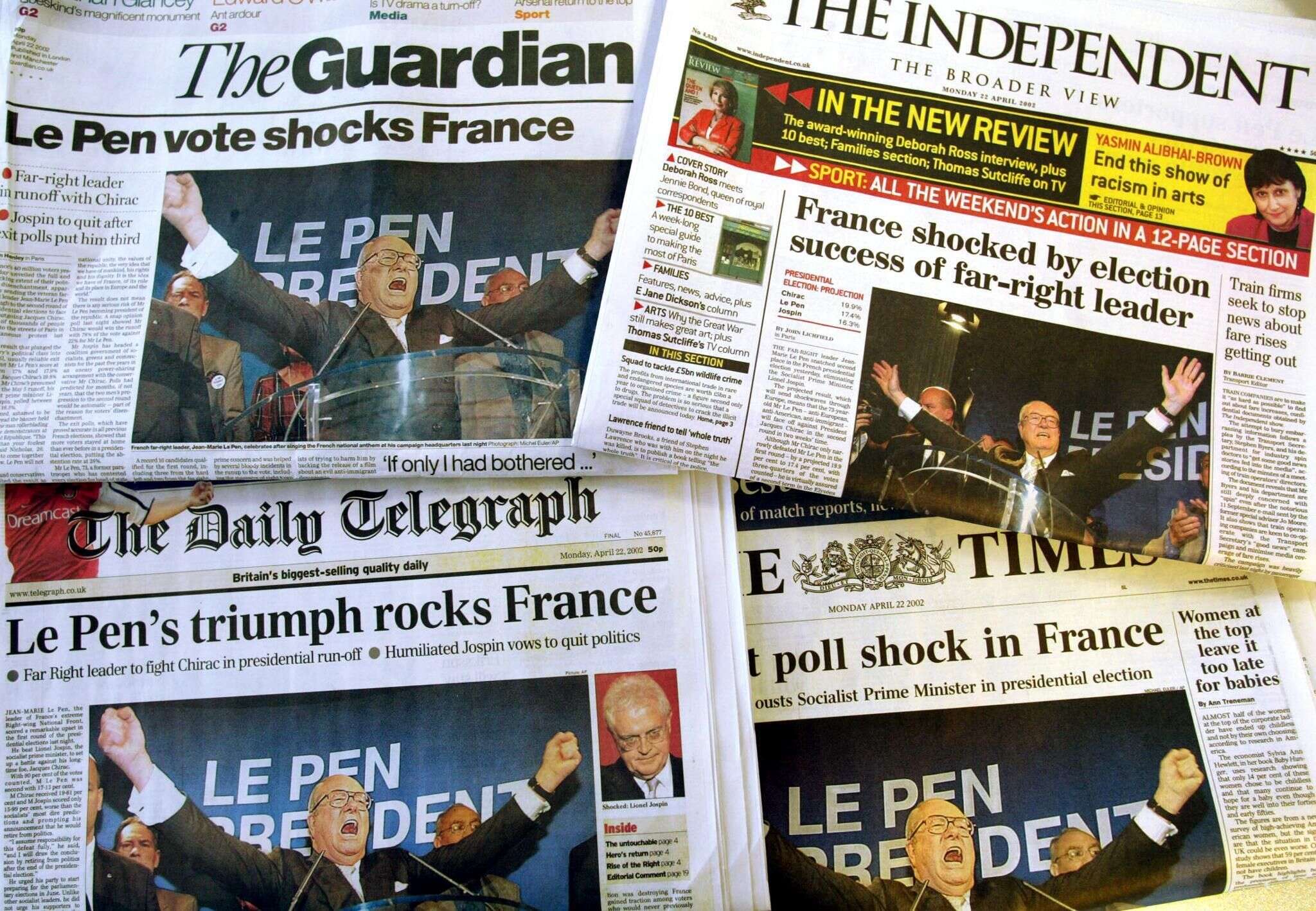 Au Royaume-Uni au lendemain du premier tour de l'élection présidentielle de 2002 en France, les Unes de plusieurs journaux du 22 avril 2002 titrent sur le choc que représente l'accès au deuxième tour du candidat de l'extrême droite, Jean-Marie Le Pen. (Photo ODD ANDERSEN/AFP via Getty Images)